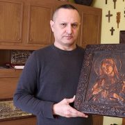 Косівський майстер-колекціонер реставрує давні хрести та ікони