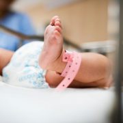 Страшні муки: на Буковині 2-річна дитина облилась окропом, лікарі борються за життя