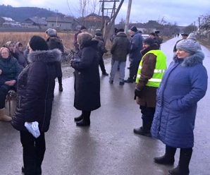 На Прикарпатті мешканці села блокують дорогу до місцевого кар’єру (ФОТОФАКТ)