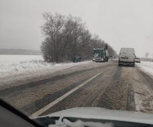 “Автомобілі вилітають з траси, все у снігу”: на Франківщині через погоду стались НП (фото)
