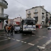 У Калуші на перехресті маршрутний автобус затиснув мінівен. ФОТО+ВІДЕО