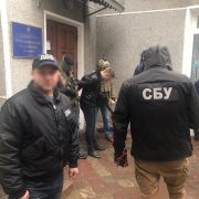 На одержанні хабара затримано посадовця Івано-Франківської поліції (фото)