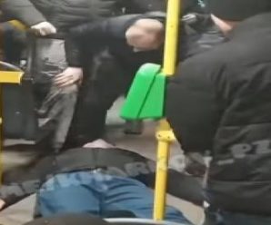 Чоловік вбив молодого хлопця прямо в тролейбусі, поки очевидці знімали на телефон (відео 18+)