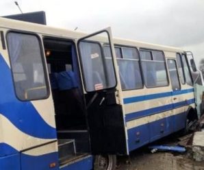 Водій автобуса, який віз школярів, помер за кермом, спричинивши аварію (фото 18+, відео)