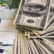 Долар і євро пішли вниз: за скільки можна купити валюту в Україні