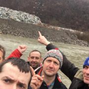 В мережі показали 8-ми метрову гору з сміття на березі Тиси в серці Карпат (ФОТО, ВІДЕО)