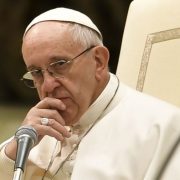 Вірус лютує! Папа Римський захворів після зустрічі з парафіянами. Подробиці шокують