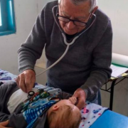 “Буду працювати, поки зможу”: 92-річний педіатр безкоштовно ходить до бідних дітей