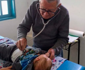 “Буду працювати, поки зможу”: 92-річний педіатр безкоштовно ходить до бідних дітей