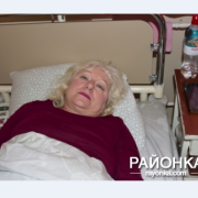 У поїзді “Укрзалізниці” на пенсіонерку впала полиця з 80-кілограмовим пасажиром: у жінки перелом хребта