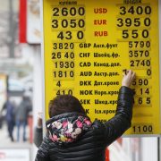 Карколомне падіння гривні: в Україні різко подорожчав долар