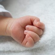 Родичі з-за кордону привезли коронавірус: інфекцію підозрюють у 1-місячного немовляти
