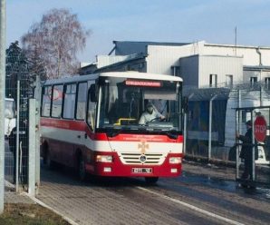 З Івано-Франківська відправили два автобуси по евакуйованих з Польщі прикарпатців