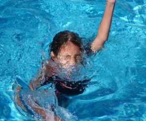 Прийшла поплавати: На Франківщині працівники басейну врятували життя 11-річній дівчинці