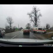 Фатальна швидкість на мокрій дорозі – на Франківщині БМВ знесло шлагбаум на переїзді, постраждалих забрала швидка: відео