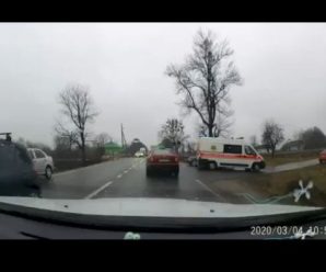Фатальна швидкість на мокрій дорозі – на Франківщині БМВ знесло шлагбаум на переїзді, постраждалих забрала швидка: відео
