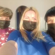 Працівники однієї з перукарень Франківська шиють і безкоштовно роздають захисні маски потребуючим (фото)