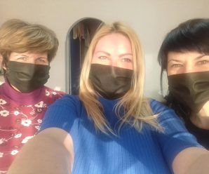 Працівники однієї з перукарень Франківська шиють і безкоштовно роздають захисні маски потребуючим (фото)