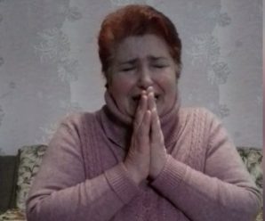 “Убийте!”: українка, яка заразила десятки людей коронавірусом, стала на коліна і звернулася до співвітчизників (відео)