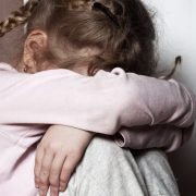 Терпіла і боялась: молодик три роки жорстоко гвалтував дитину