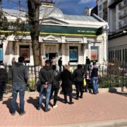 Попри карантин банки на Прикарпатті продовжують збирати найбільше відвідувачів, хоча працюють і онлайн