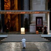 “Найтемніша година”: Папа Римський виголосив великодню промову у пустій базиліці