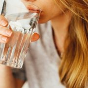Вода рятує від коронавірусу: лікар пояснив, чому важливо пити під час епідемії