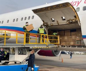 До України прибув літак з медичним обладнанням з Китаю (відео)
