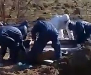 Родичі померлої породіллі самі закопували яму: представник міськради тільки фотографував. ВІДЕО 18+