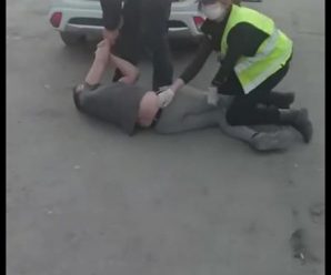 “Заломили руки і кинули на землю”:  поліція напала на чоловіка, бо був без медичної маски (фото)