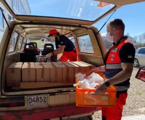 260 продуктових наборів роздали волонтери потребуючим прикарпатцям (ФОТО)