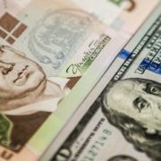 Долар коштуватиме 40 грн: економіст розповів, чи варто скуповувати валюту