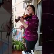 До мурашок. Українець на балконі в Італії приголомшливо зіграв мелодію «Чорнобривців» (Відео)
