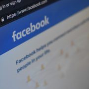 “Радіус – 80 кілометрів”: Facebook запускає інструмент для допомоги сусідам на карантині