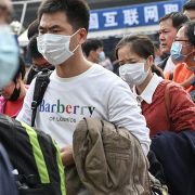 В Китаї знову зафіксували спалах коронавірусу: 1 600 випадків за добу