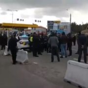 Перекрили дорогу і навідріз відмовилися від обсервації: десятки українців на кордоні з Польщею влаштували “бунт”
