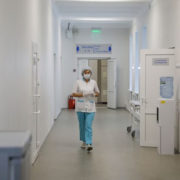 У Франківську захворіли понад 400 медиків, лікарням “бракує рук”