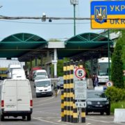 Україна відновила роботу пункту пропуску на кордоні з Польщею
