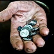 Зеленський про українців за межею бідності: 250 доларів – це маленька зарплата, але не бідність