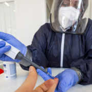 Кого в Україні тестуватимуть на виявлення антитіл до коронавірусу