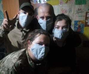 Прикарпатські волонтери передали у військові госпіталі захисні костюми та маски. ФОТО
