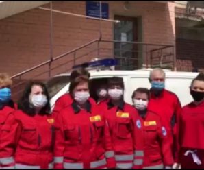 Франківські медики швидкої вийшли на протест: вимагають обіцяної премії за роботу під час карантину та гідної зарплатні (ФОТО)