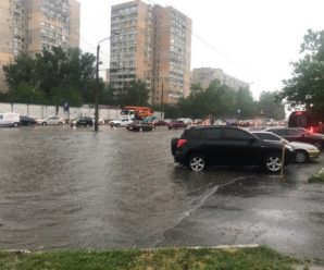 На дорогах б’ють гейзери, авто затопило: південь України “поплив” після дощів