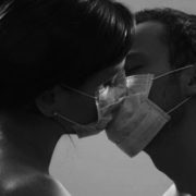 Без поцілунків і сексу! Медики назвали термін утримання після коронавірусу