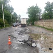На Прикарпатті  під колесами вантажівки загинув чоловік з велосипедом (ФОТО)
