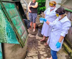 На Франківщині працівники лабораторного центру дезінфікують криниці