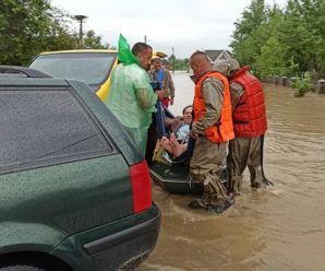 Вагітних евакуювали з затоплених районів – на Прикарпатті повінь відрізала 19 сіл