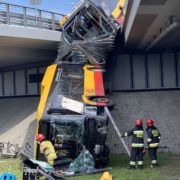 У Варшаві автобус впав з моста, є жертви