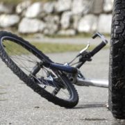 На Франківщині семирічний хлопчик на велосипеді врізався в автівку. Дитина в реанімації