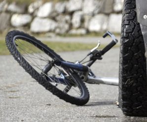 На Франківщині семирічний хлопчик на велосипеді врізався в автівку. Дитина в реанімації